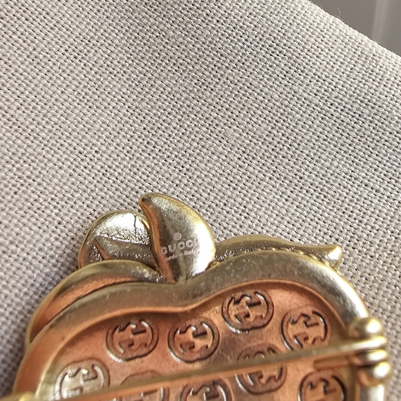 GG Strawberry Brooch | Red 🍓 - Picture 8 of 9